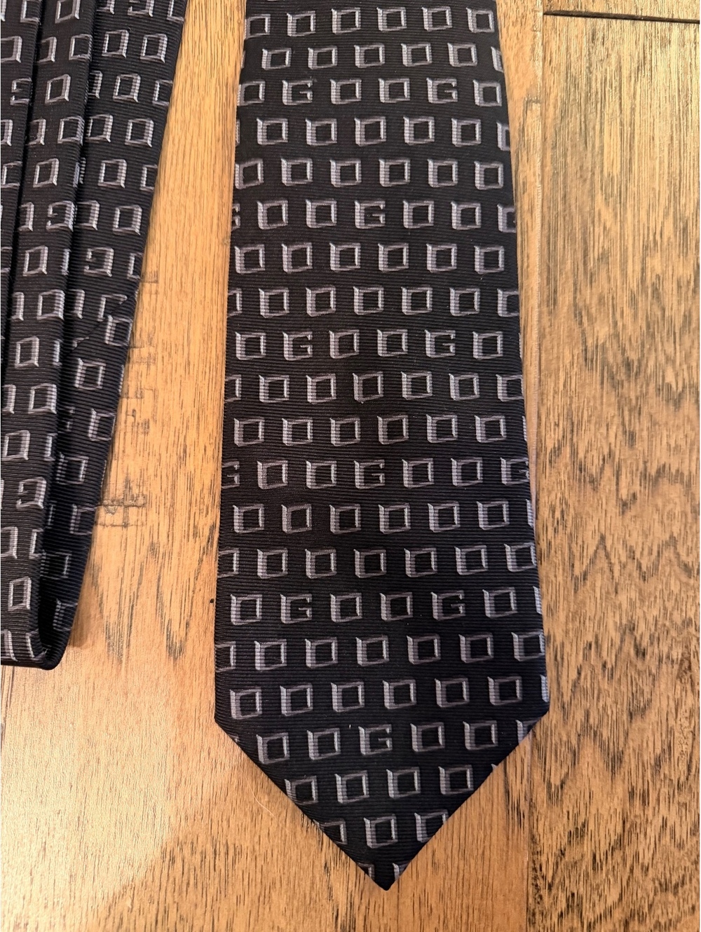 Gucci Black Silk Tie with Gray Geometric Pattern